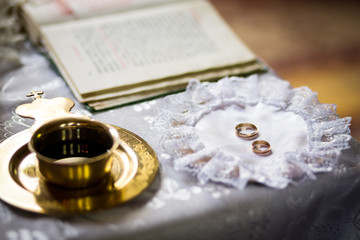Obraz na płótnie Canvas wedding rings on a wedding ceremony in the church, wedding ceremony, glans