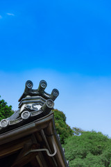 金福寺の軒丸瓦と青空