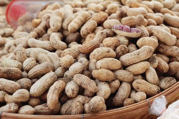 Boiled peanuts is delicious in the market.