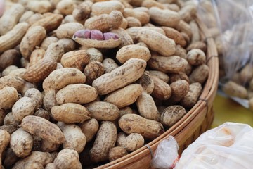Boiled peanuts is delicious in the market.