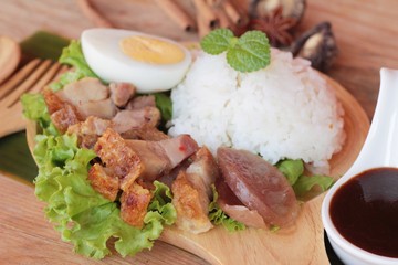 Crispy pork rice with gravy is delicious.