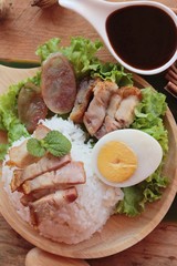 Crispy pork rice with gravy is delicious.