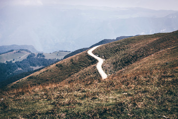 Einsamer Weg auf dem Monte Baldo in Italien