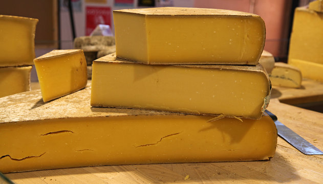 Fromage Comt&eacute; sur un march&eacute;