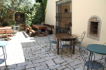 Hinterhof mit Tische