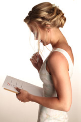 Eine Frau mit Checkliste in der Hand