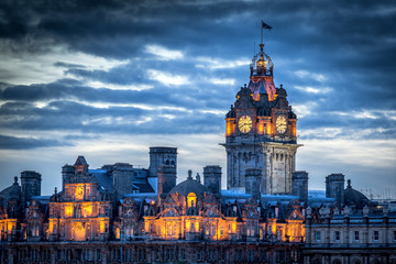 Obraz premium Dächer in Edinburgh in der blauen Stunde