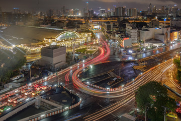 Fototapeta na wymiar Night light traffic / Night light traffic at Bangkok train station (HUA LUMPONG).