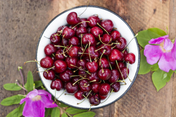 Fresh cherries in bowl
