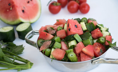 Salat Mix mit Melone, Tomate, Sellerie und Gurke