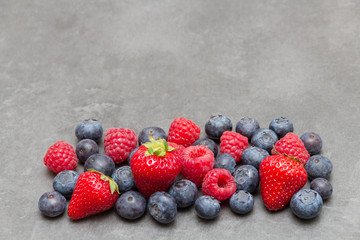 frische Früchte auf Schiefertafel