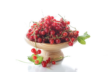 Ripe red currant in a wooden vase