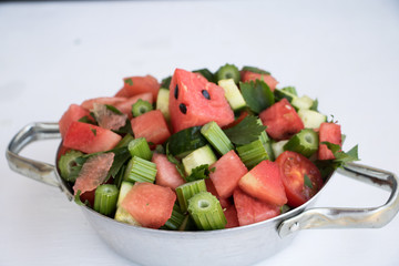 bunter Sommersalat in dekorativer Schüssel