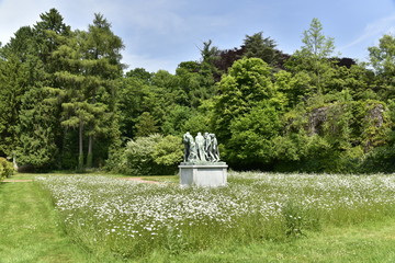 Statues en bronze au milieu des fleurs blanches dans la Cour d'Honneur du château en ruine au domaine de Mariemont à Morlanwelz 