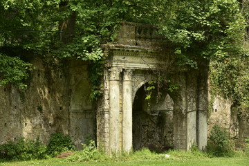 Le balcon du château de Charles de Lorraine en ruine couvert de végétation au domaine de Mariemont à Morlanwelz 