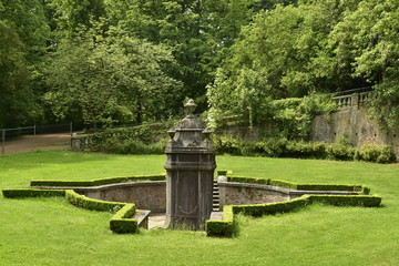Obraz premium La fontaine archi-ducale dit de Spa délabrée sous le soleil au parc de Mariemont à Morlanwelz 