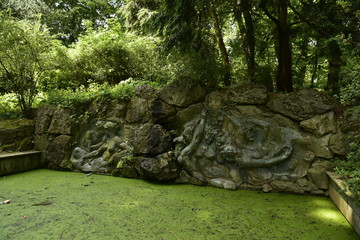 Oeuvre d'art en bronze au dessus de la pièce d'eau des Bains Romains du Domaines de Mariemont à Morlanwelz