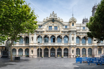 Obraz premium View of Old Barcelona Port Authority building (Port de Barcelona) at the base of Rambla del Mar.