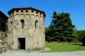 Fototapeta na wymiar Italian medieval baptistry (romanesque)