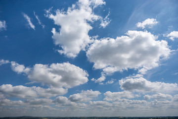 Fototapeta premium Schöner blauer Himmel über dem Saalekreis am Petersberg