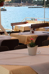 Obraz premium Tische am Meer im Hochformat