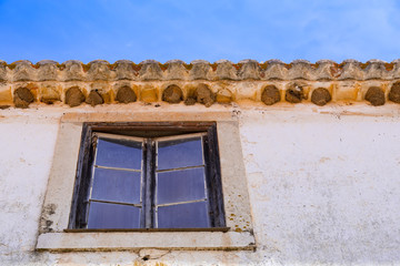 Schwalbennester über einem Fenster
