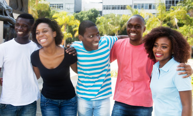 Gruppe afrikanischer Frauen und Männer in der Stadt