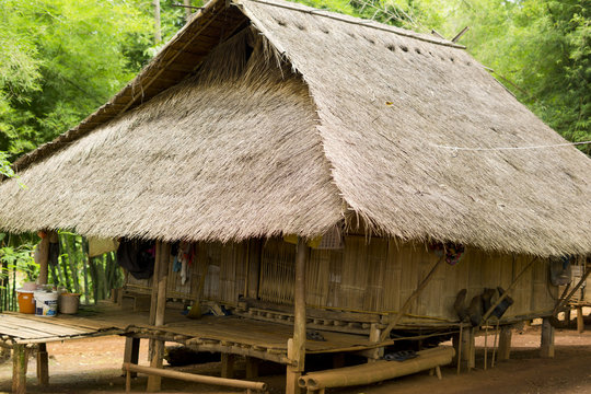 Hütte und Haus mit Grassdach in den Tropen