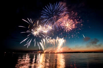 Gordijnen Holiday fireworks above water with reflection on the black sky background © lightscience