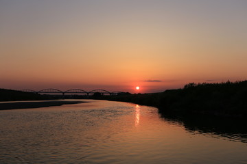 Obraz premium 大阪 夕日に染まった大和川