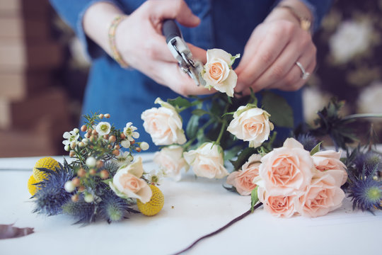 pr&eacute;parer un bouquet de fleurs et couper les tiges
