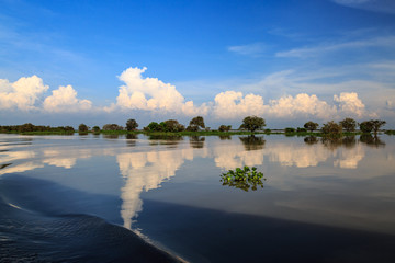 Spiegelung auf dem Tonle Sap Kambodscha
