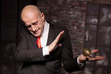Contract murderer afraid of a grenade explosion