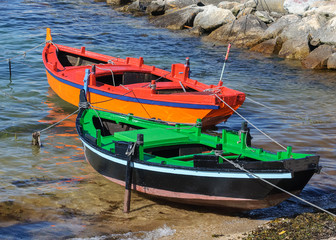 Obraz premium wooden fishing boat moored near the shore