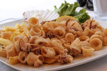 Calamaris mit Pommes