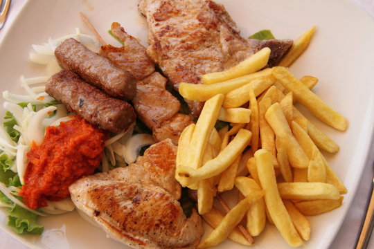 Fleischplatte mit Pommes