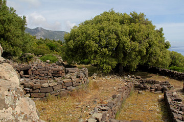 resti del villaggio del sito archeologico di Nuraghe Mannu presso Cala Gonone (Nuoro, Sardegna)