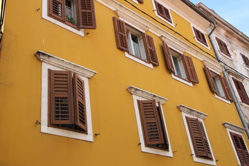 gelbes Haus mit Fenster