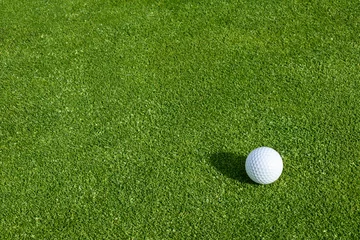 Foto auf Acrylglas Golf Seitenansicht des Golfballs auf einem Putting Green