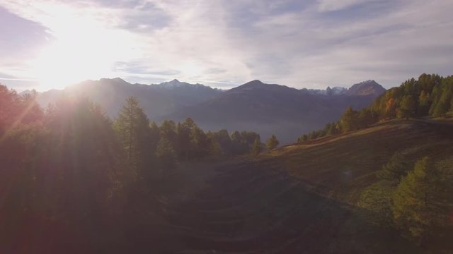 magnifique lev&eacute; de soleil en montagne l'automne
