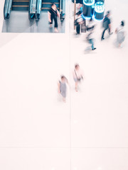 Obraz premium business people walking in shopping mall blur motion