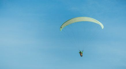 Para glider flies para glider in the sky. Para gliding