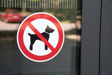 Ein Schild für den Hunde Verbot