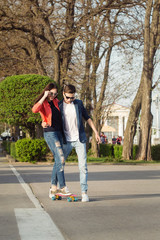 Obraz premium Man learns girlfriend to skateboard