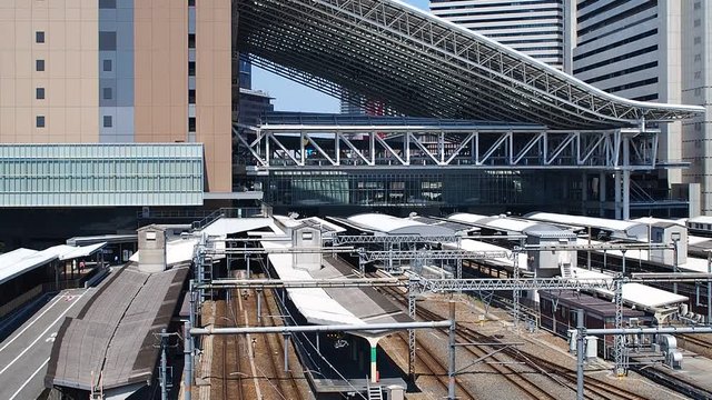 JR大阪駅 到着する2本の電車