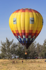 Obraz premium Hot air balloon landing during California Hot Air Balloon Festival