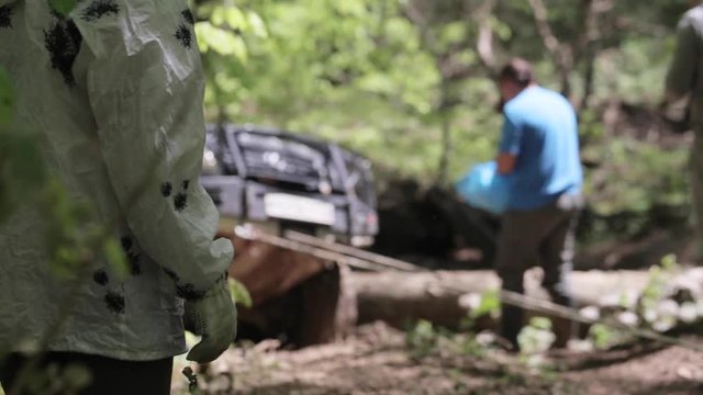 SUV got stuck at forest and peoples using winch for overcome complex terrain.