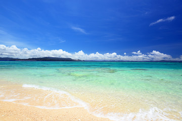 美しい沖縄のビーチと夏空

