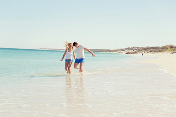 Naklejka premium Romantic young couple on the beach