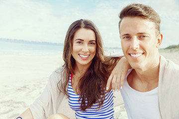 Fototapeta premium Romantic young couple on the beach